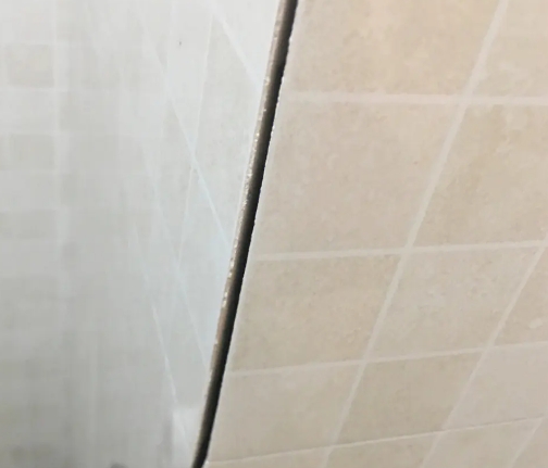 仓山瓷砖空鼓维修公司分享阳台瓷砖脱落的修复过程可以分为以下几个步骤